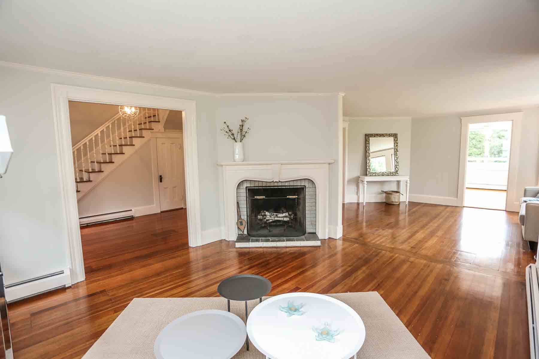 dining room w fireplace